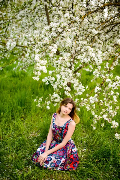 Schöne Frau im blühenden Garten — Stockfoto