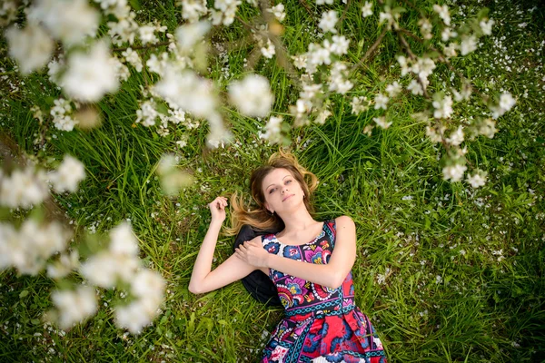 咲く庭で美しい女性 — ストック写真