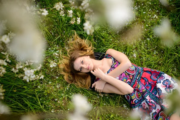 Bella donna in giardino fiorito — Foto Stock