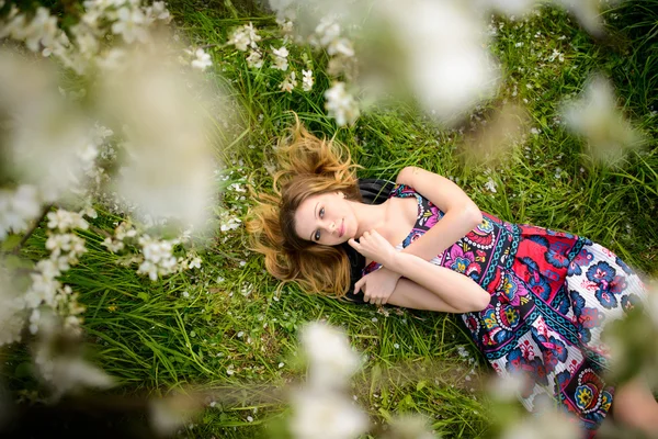 Moda bela mulher loira no jardim florescente de árvores de maçã — Fotografia de Stock