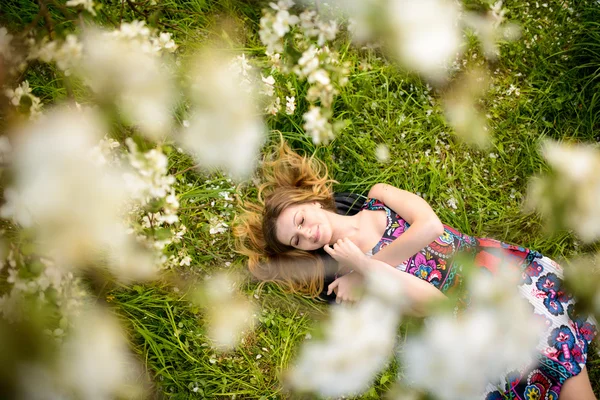Mulher bonita no jardim florescendo — Fotografia de Stock