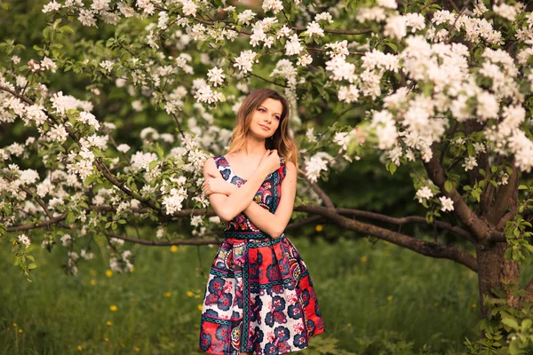 Bella donna in giardino fiorito — Foto Stock