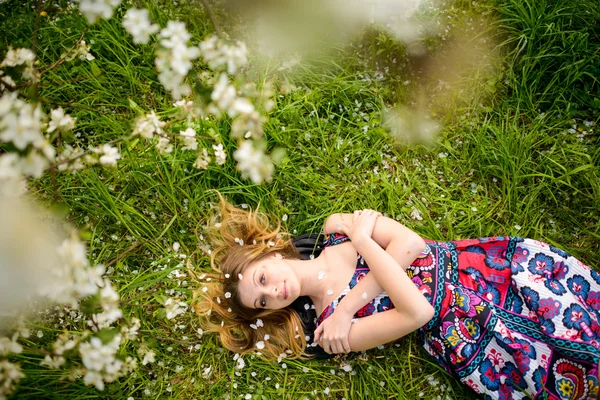 Bella donna in giardino fiorito — Foto Stock