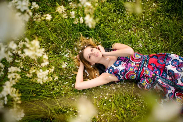 咲く庭で美しい女性 — ストック写真