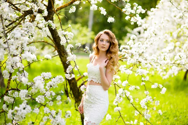 Bella donna in giardino fiorito — Foto Stock