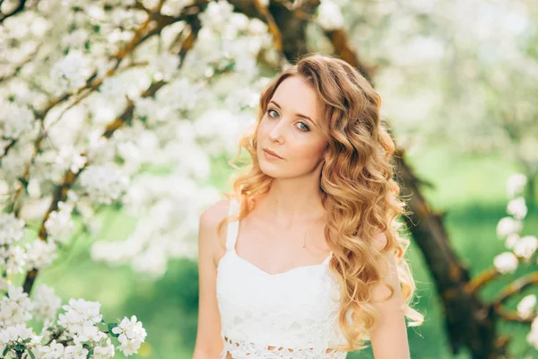 Hermosa mujer en el jardín en flor — Foto de Stock