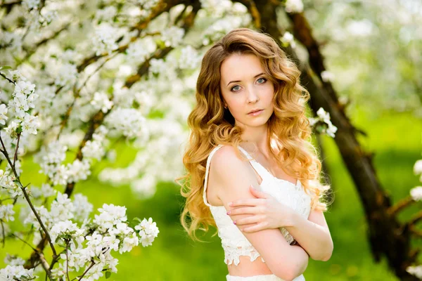 Hermosa mujer en el jardín en flor — Foto de Stock