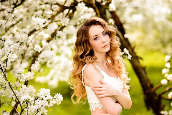 Belle femme dans le jardin fleuri — Photo