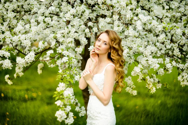 Bella donna in giardino fiorito — Foto Stock