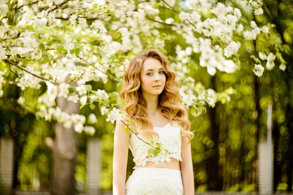 Bella donna in giardino fiorito — Foto Stock