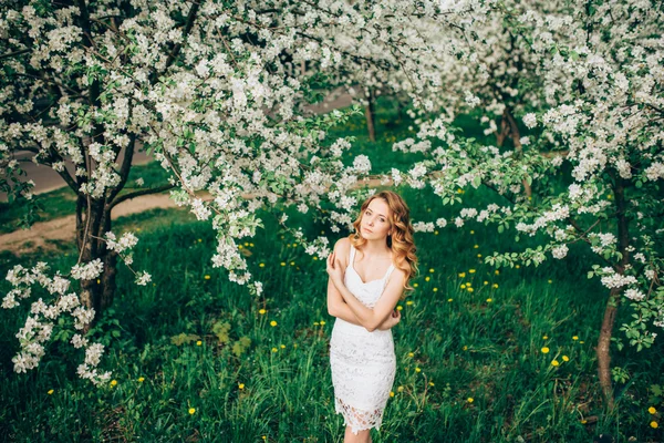 Bella donna in giardino fiorito — Foto Stock