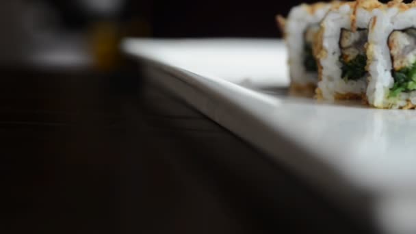 Sushi rolt op een witte plaat — Stockvideo