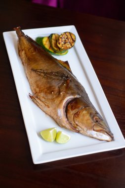 ızgara orkinos beyaz tabakta servis.