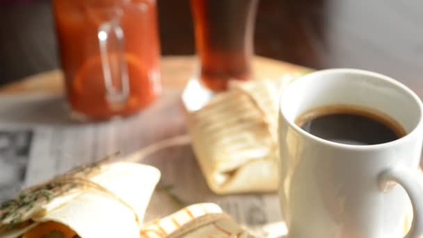 Hús sült kolbásszal pita kenyér, sör, kávé — Stock videók