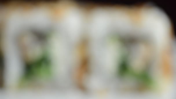 Rollos de sushi en un plato blanco — Vídeo de stock