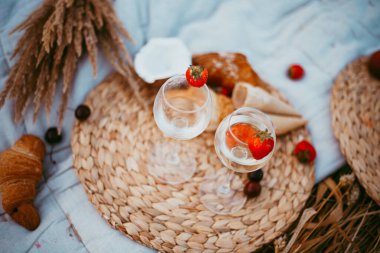 Lezzetli yiyeceklerin en üst görüntüsü. meyve, ekmek, kruvasan, palet masasında kavun. Bol yiyecek ve yaz pikniği..