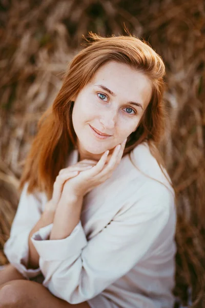 Retrato Uma Menina Aparência Modelo Trigo Uma Menina Sentada Campo — Fotografia de Stock