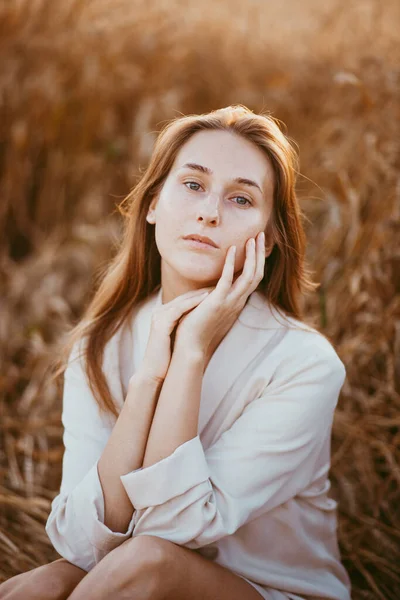 Retrato Uma Menina Aparência Modelo Trigo Uma Menina Sentada Campo — Fotografia de Stock