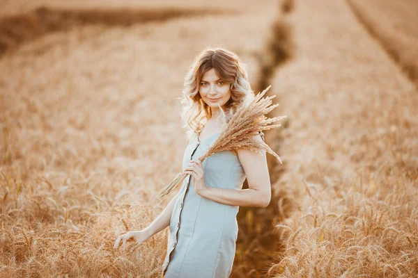 Uma Jovem Com Cabelos Longos Encaracolados Vestido Azul Claro Campo — Fotografia de Stock