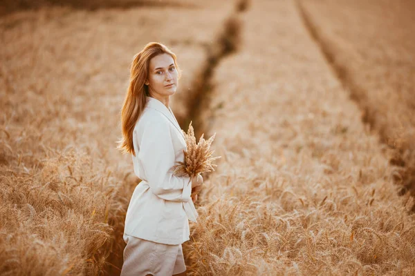Молода Дівчина Довгим Кучерявим Волоссям Світло Білому Костюмі Стоїть Пшеничному — стокове фото