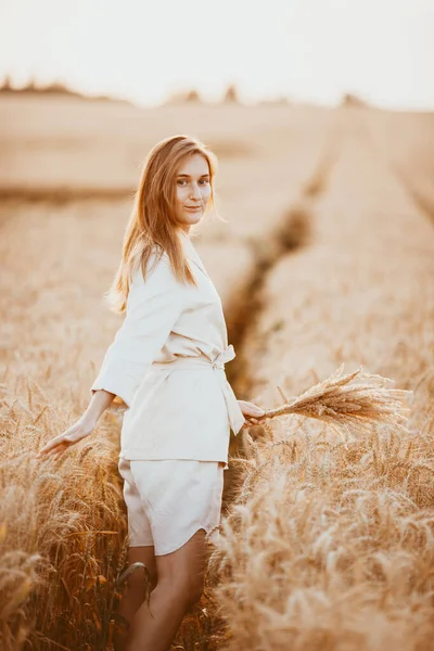 Молода Дівчина Довгим Кучерявим Волоссям Світло Білому Костюмі Стоїть Пшеничному — стокове фото