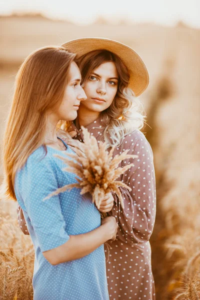 Amici Felici Campo Grano Ragazze Picnic Campo Vicino Spighe Grano — Foto Stock