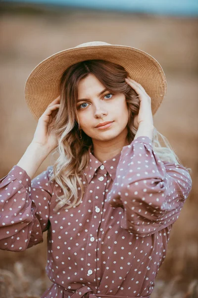 Una Joven Con Pelo Largo Rizado Sombrero Vestido Marrón Con —  Fotos de Stock