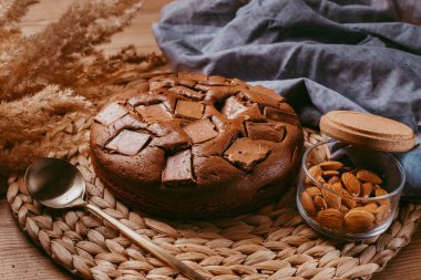Tahta bir masanın üstünde çikolatalı pasta.