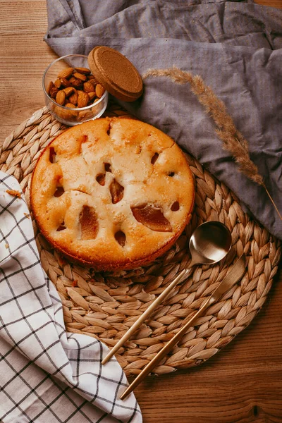 Galette Maison Avec Poires Noix Sur Fond Rustique Bois Tarte — Photo