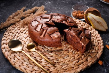 Eski metal bir arka planda çikolata parçaları olan çikolatalı pasta.