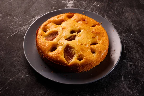 Torta Pere Fatta Casa Uno Sfondo Metallo Nero — Foto Stock