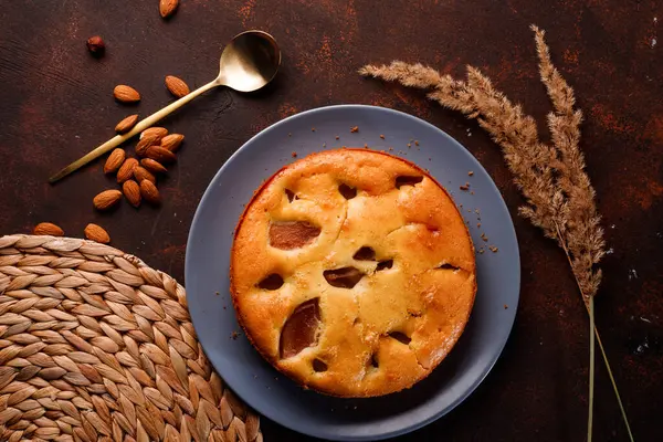 Délicieuse Tarte Aux Poires Sur Fond Brun Foncé Vue Dessus — Photo