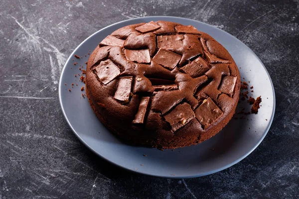 Eski metal bir arka planda çikolata parçaları olan çikolatalı pasta.