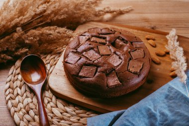 Tahta bir masanın üstünde çikolatalı pasta.
