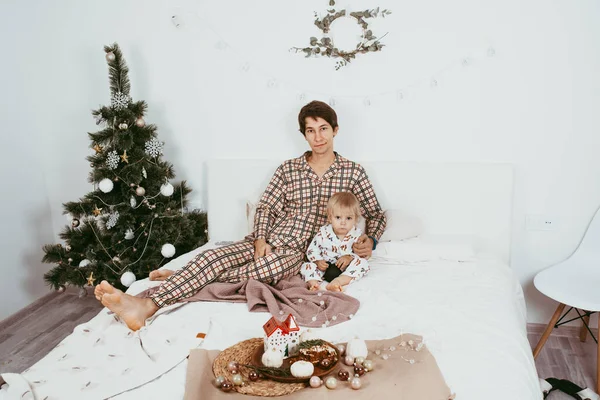 Baba Oğul Pijamalarıyla Güzel Bir Mekanda Yeni Yılı Kutlamaya Hazırlanıyorlar — Stok fotoğraf