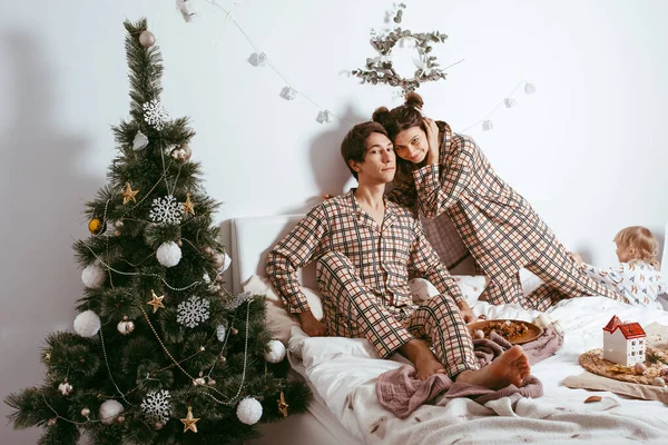 Family Christmas Holidays Love People Concept Happy Couple Sitting Bed — Stok fotoğraf