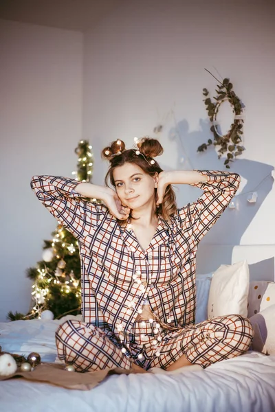 Mutlu Genç Bir Kadın Sabah Yatak Odasında Süslü Noel Ağacıyla — Stok fotoğraf