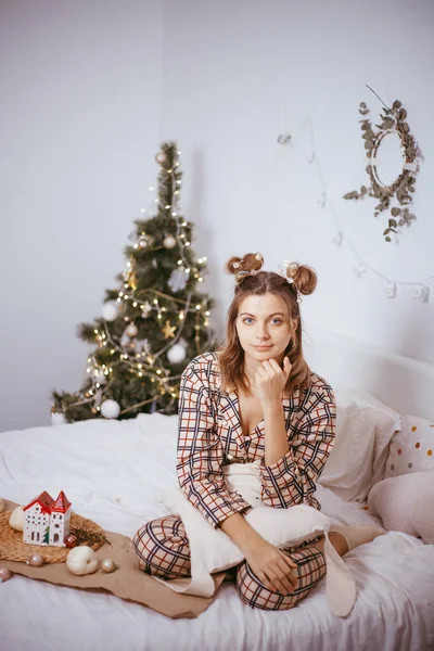 Boldog Fiatal Felnőtt Felébred Reggel Hangulatos Hálószobában Díszített Karácsonyfa Felemelt — Stock Fotó