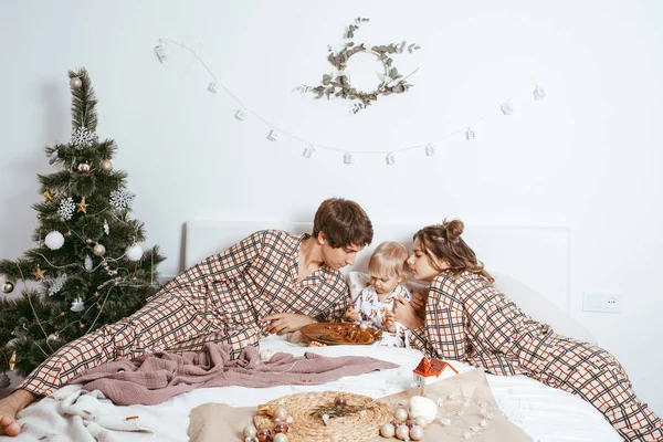 크리스마스 부모와 아들은 크리스마스 근처에서 침대에서 즐겁게 — 스톡 사진