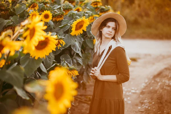 Piękna Dziewczyna Polu Słoneczników Torbą Jedzenia Rękach Zachodzie Słońca Lecie — Zdjęcie stockowe