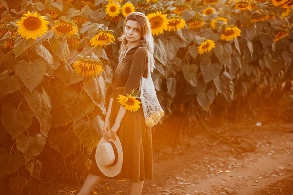 Piękna Dziewczyna Polu Słoneczników Torbą Jedzenia Rękach Zachodzie Słońca Lecie — Zdjęcie stockowe