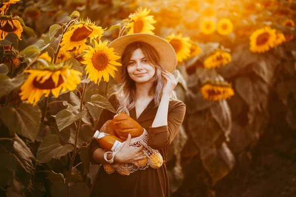 Beautiful Girl Field Sunflowers Bread Her Hands Sunset Summer — Stock Photo, Image