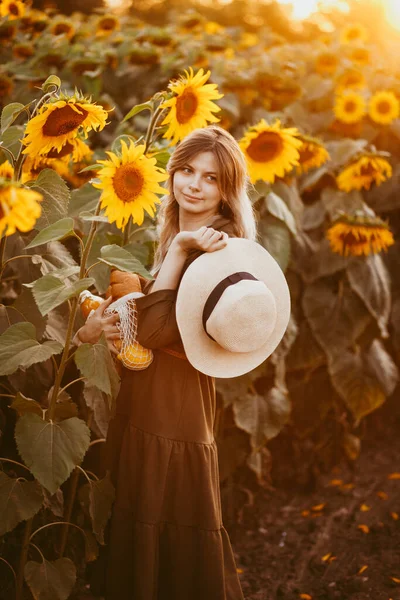 Belle Fille Dans Champ Tournesols Coucher Soleil Été — Photo