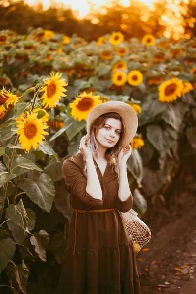 Beautiful Girl Field Sunflowers Bag Food Her Hands Sunset Summer — Stock Photo, Image