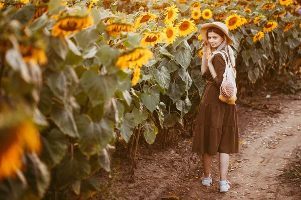 Beautiful Girl Field Sunflowers Bag Food Her Hands Sunset Summer — Stock Photo, Image