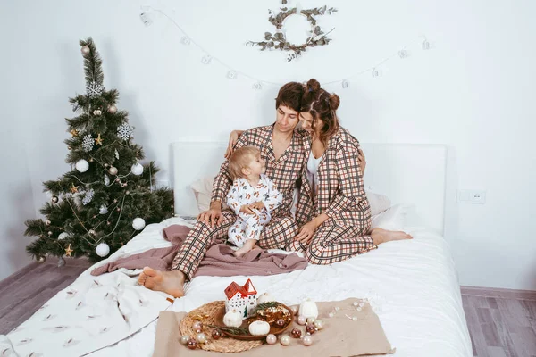 Mutlu Noeller Mutlu Tatiller Ebeveynler Küçük Oğul Kapalı Bir Noel — Stok fotoğraf