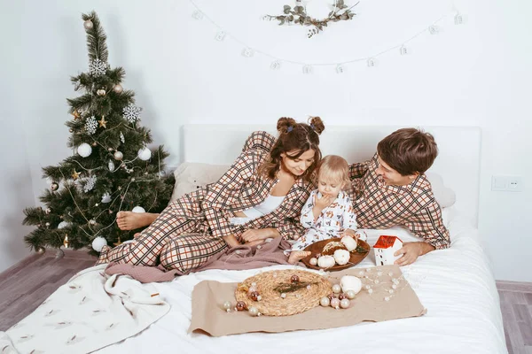 크리스마스 부모와 아들은 크리스마스 근처에서 침대에서 즐겁게 — 스톡 사진