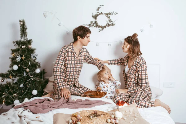 Веселого Різдва Щасливих Свят Батьки Молодий Син Бавляться Бавляться Ліжку — стокове фото