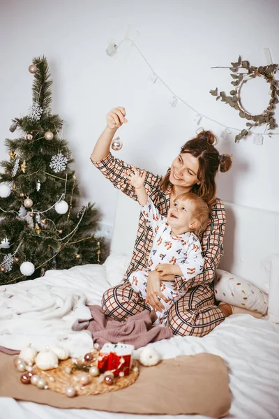 Mutlu Bir Anne Güzel Bir Çocuğun Parlak Bir Mekanda Noel — Stok fotoğraf