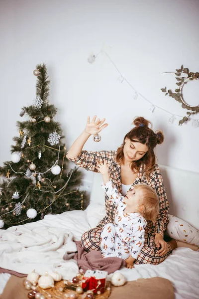 Mutlu Bir Anne Güzel Bir Çocuğun Parlak Bir Mekanda Noel — Stok fotoğraf